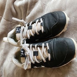 Size 6 1/2 Youth UnderArmor baseball cleats.